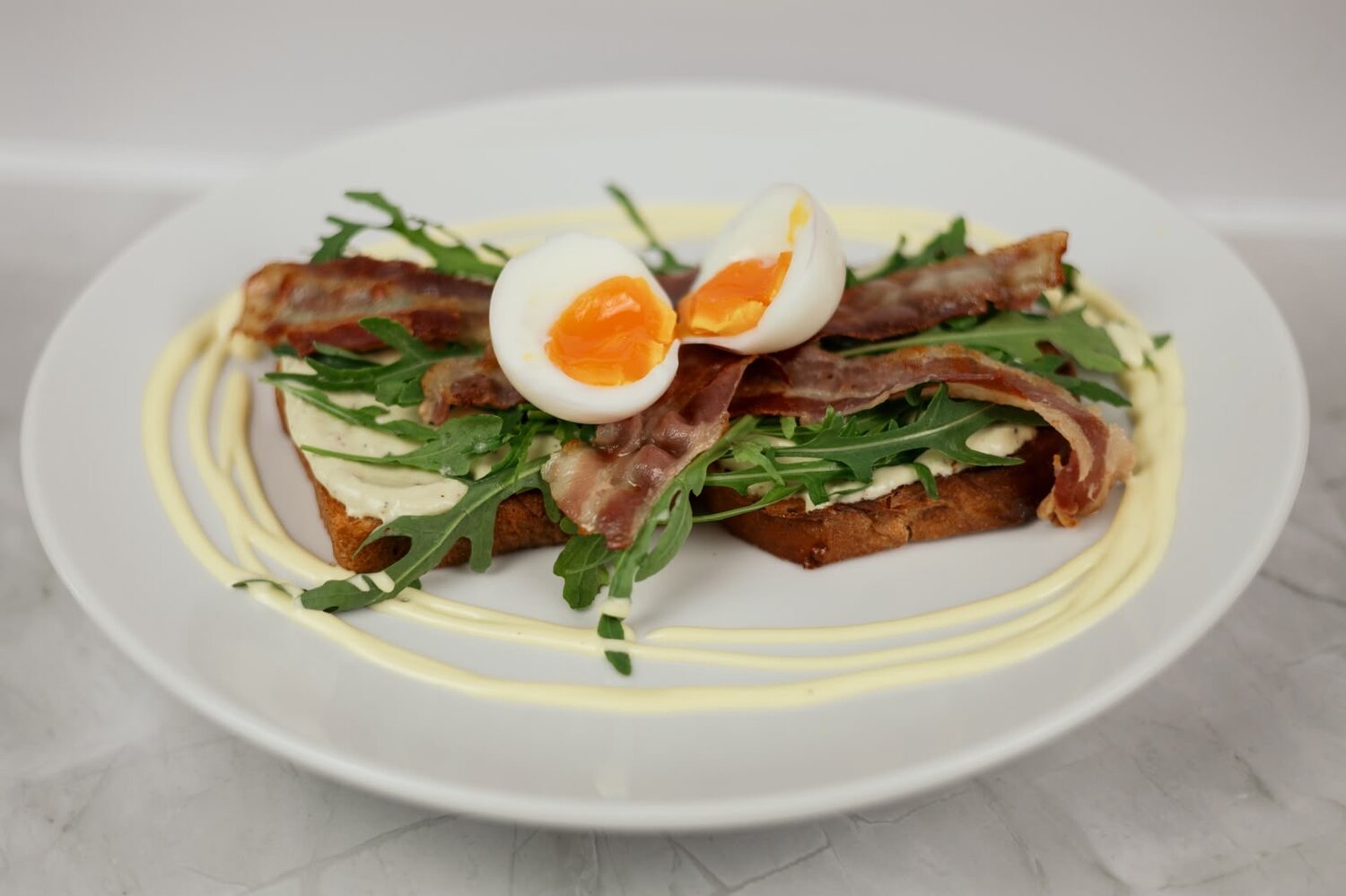 Salü's Eggs Benedict – Brioche mit Ei und Bacon