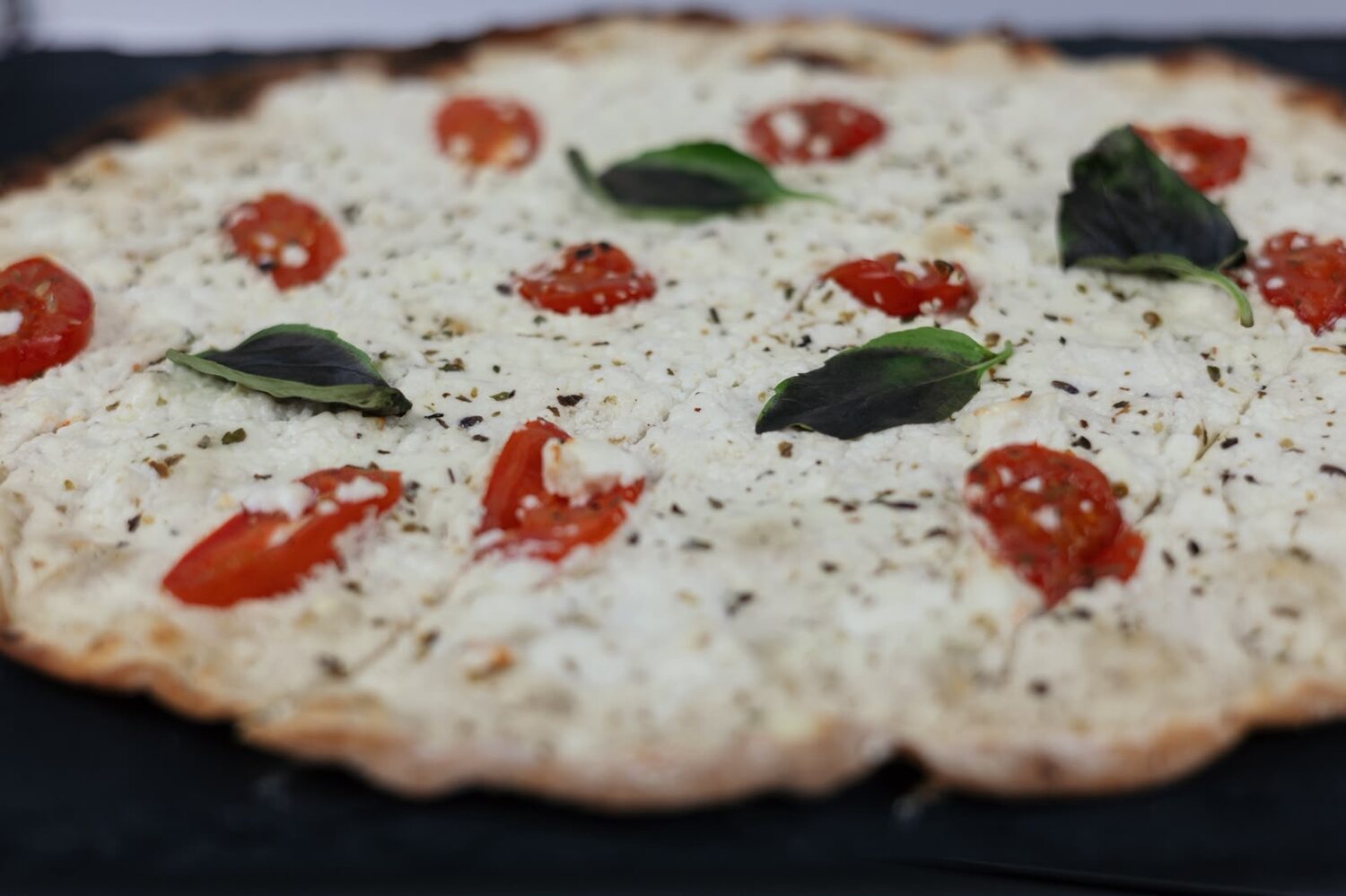 Flammkuchen Province mit Feta und Tomate