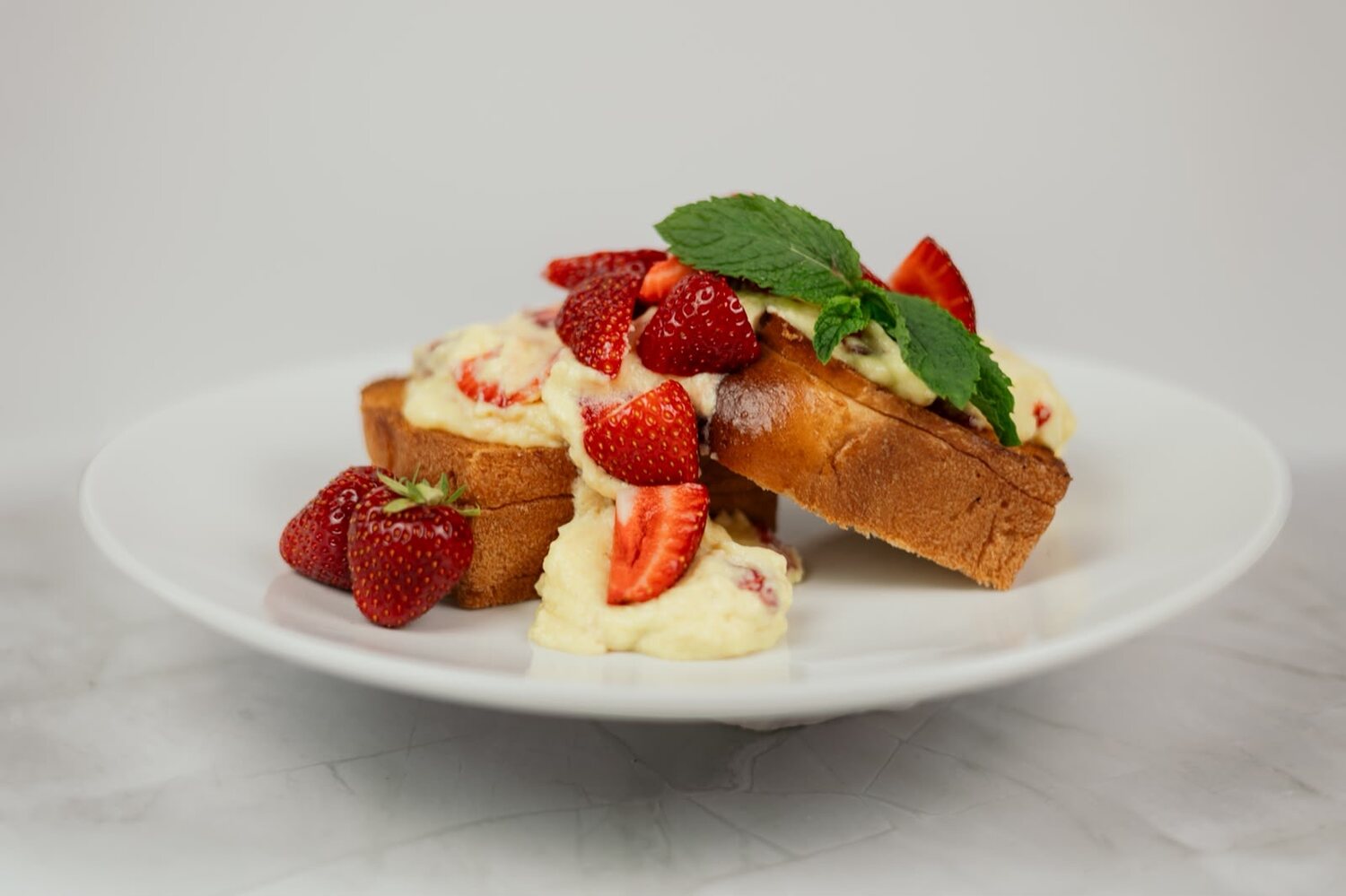 French Toast mit Erdbeeren und Sahne