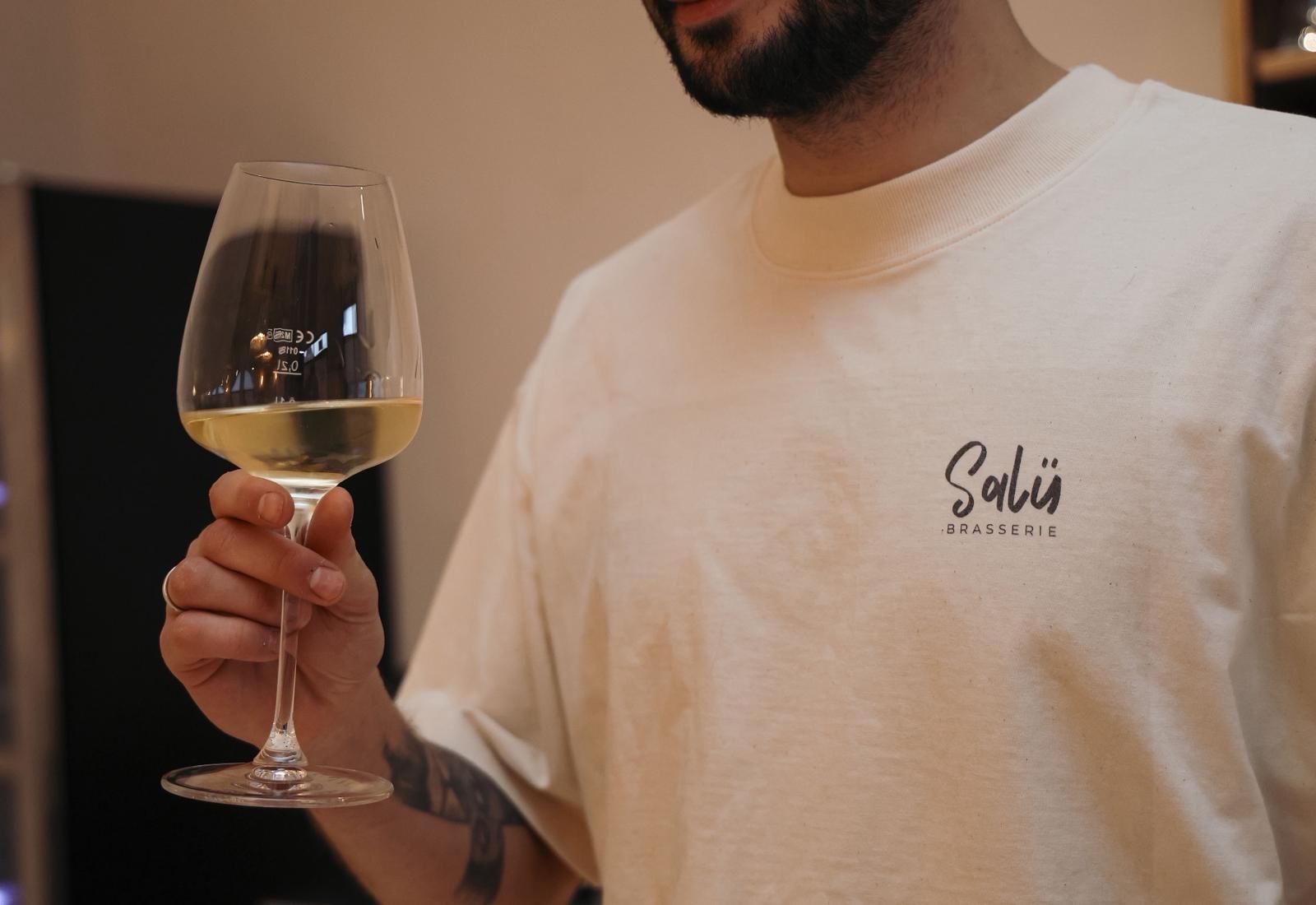 Ein Glas Weißwein bei Salü